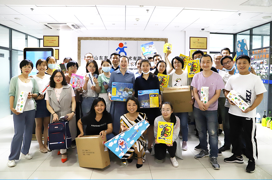 有人物聯(lián)網(wǎng)兒童節(jié)領(lǐng)福利合影 有人物聯(lián)網(wǎng)兒童節(jié)領(lǐng)福利合影