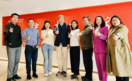 中歐國際工商學(xué)院經(jīng)濟(jì)學(xué)與金融學(xué)教授、吳敬璉經(jīng)濟(jì)學(xué)教席教授許斌及校友一行蒞臨有人物聯(lián)網(wǎng)參觀交流