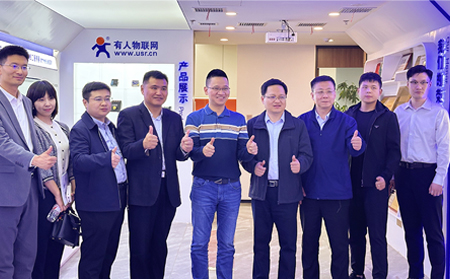 濟(jì)南市工商聯(lián)、濟(jì)南市新生代企業(yè)家聯(lián)誼會(huì)及滕州市工商聯(lián)、滕州市新生代企業(yè)家聯(lián)誼會(huì)一行蒞臨有人物聯(lián)網(wǎng)參訪